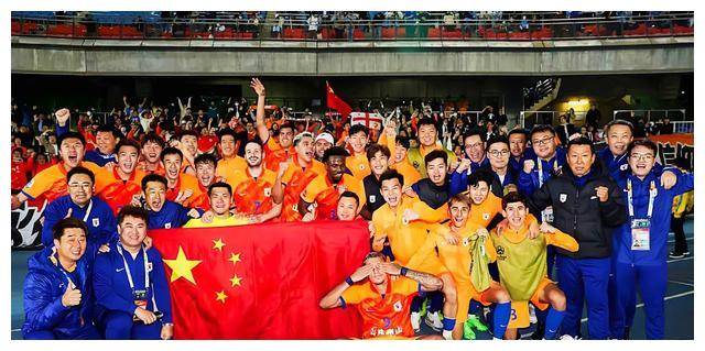 澳客官方登录入口-足球盛宴中,球员奋力拼搏争胜的简单介绍