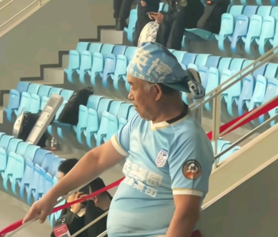 澳客电竞-比赛中惊险动作频频出现,球迷情绪澎湃的简单介绍