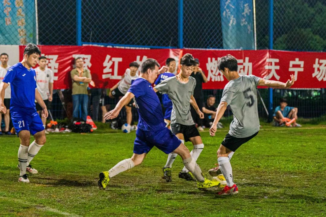 澳客网址-足球战况激烈,球员展现出色技艺