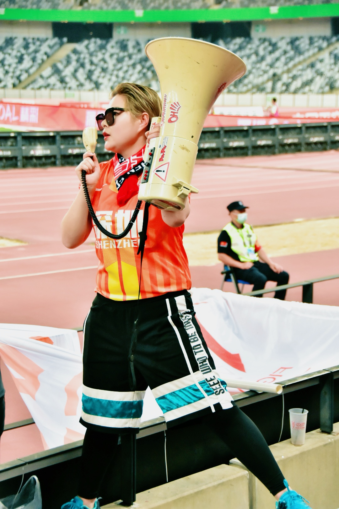 澳客官网-关于足球女队比赛场面火爆足球迷疯狂呐喊的信息