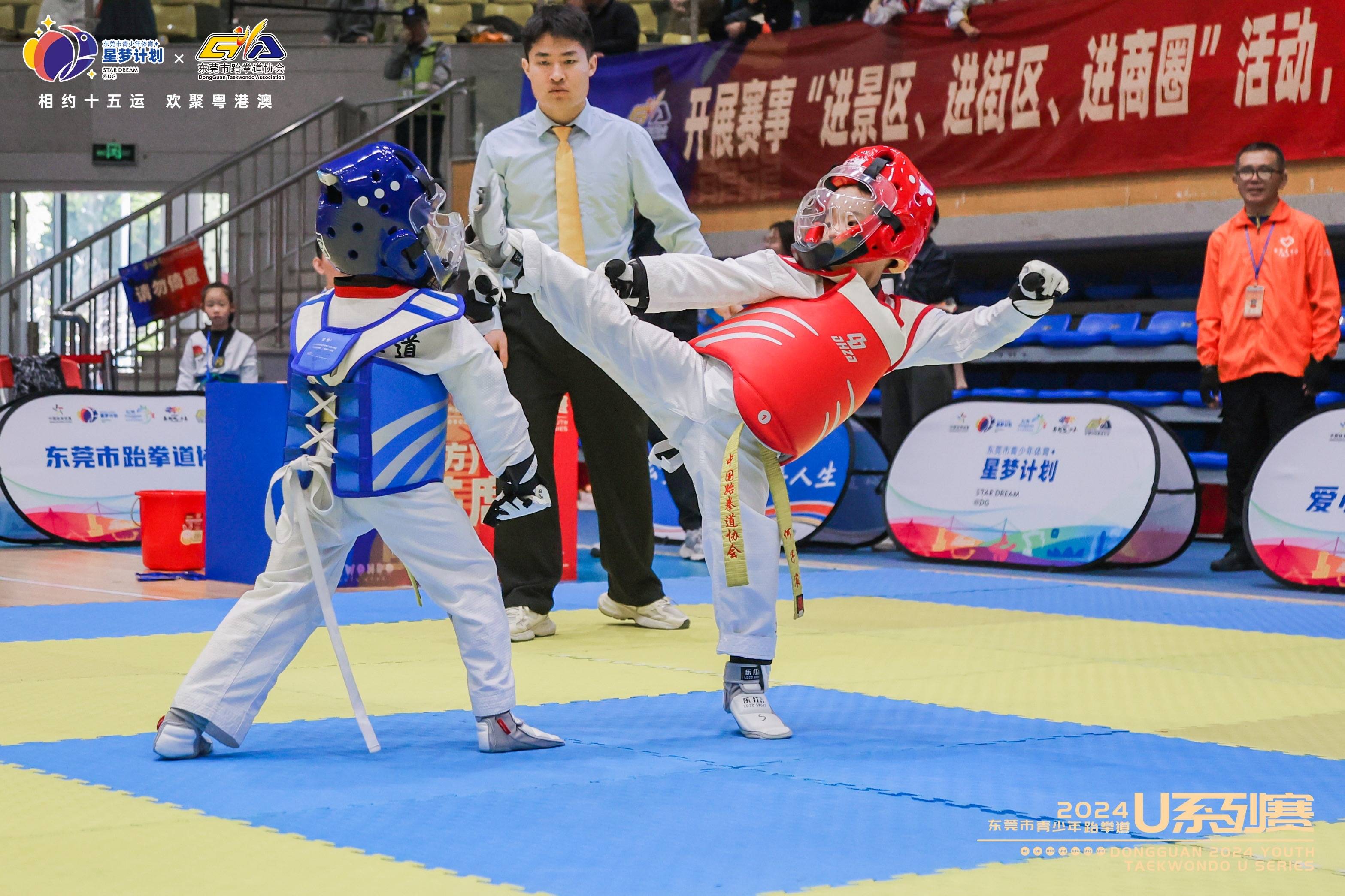 澳客平台-跆拳道比赛中选手出拳稳准狠求一击得手