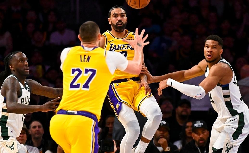 澳客培训-NBA榜首对决:雄鹿大胜湖人,取得胜利