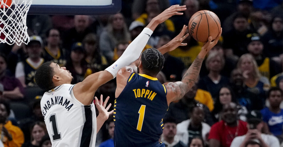 关于步行者大胜马刺,拉文贡献25分的信息