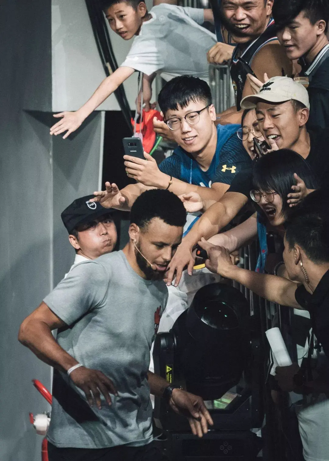 澳客下载-包含独角戏还是团队战,球员表现点亮赛场的词条